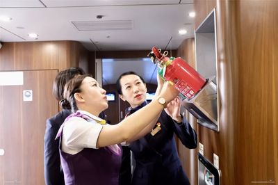 空地联动，真情服务 东航空姐与上海高铁乘务组共建“上海服务”新标杆